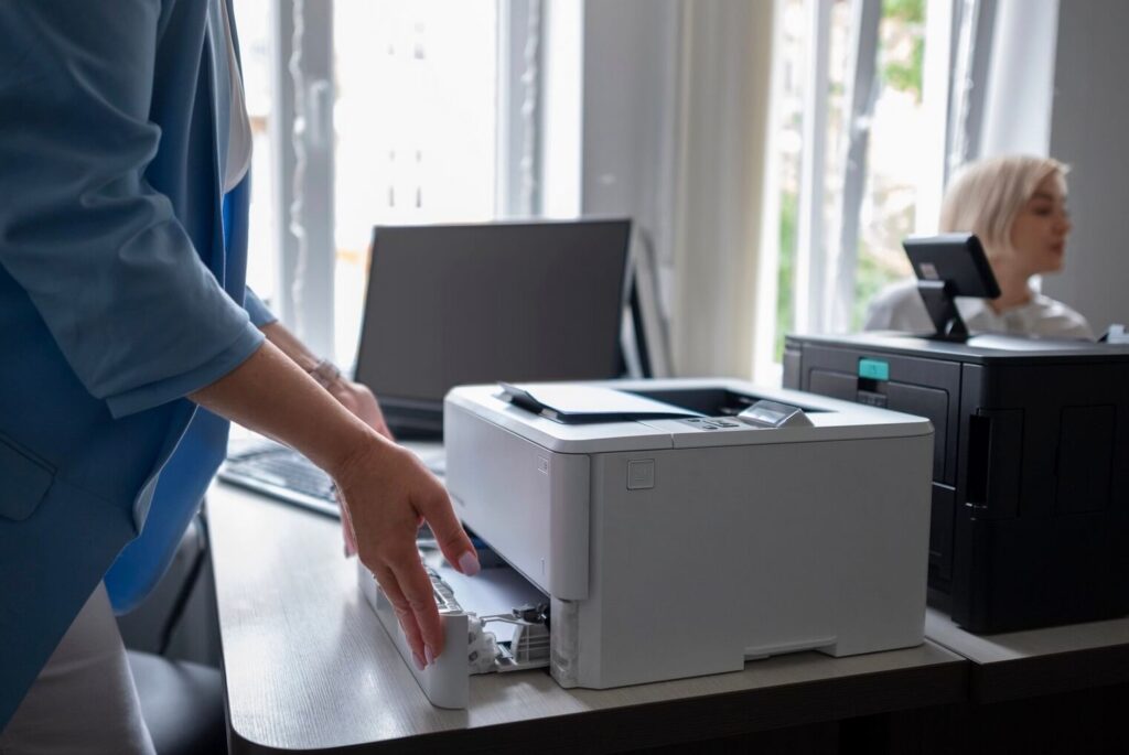 Jak wynajem kserokopiarek i drukarek zwiększa wydajność pracy